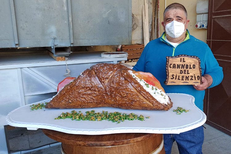 Maurizio Di Gangi e il cannolo gigante In Sicilia c’è un cannolo gigante… ma non si può mangiare