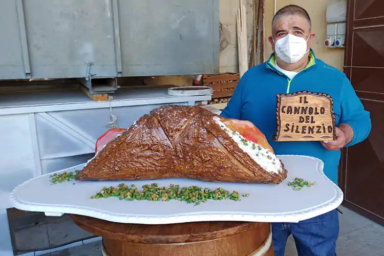 Maurizio Di Gangi e il cannolo gigante In Sicilia c&rsquo;&egrave; un cannolo gigante&hellip; ma non si pu&ograve; mangiare