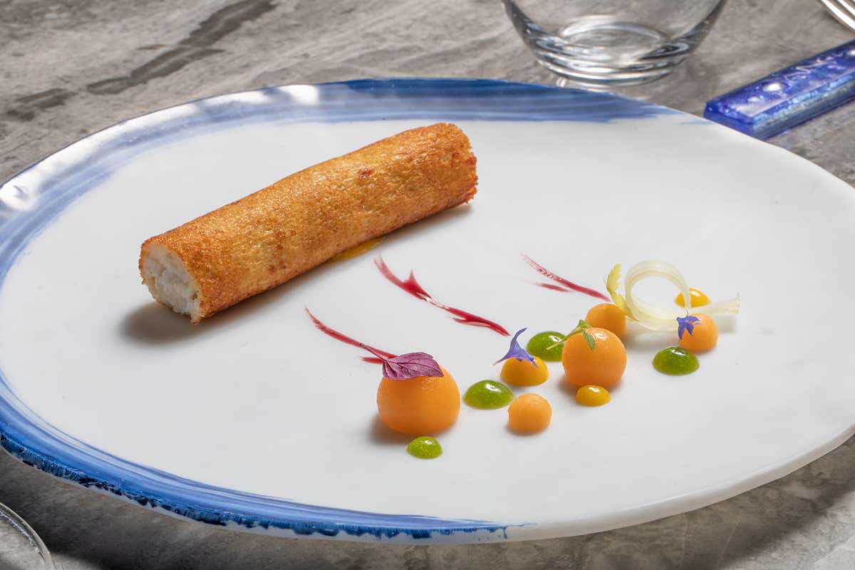 Cannolo di spigola, sedano e melone Al Vistamare di Latina si salpa per un viaggio di gusto