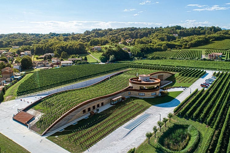 Il tetto riproduce l’andamento delle colline della Tenuta Ava Prosecco Rosè Doc millesimato Il nuovo nato di Giusti Wine