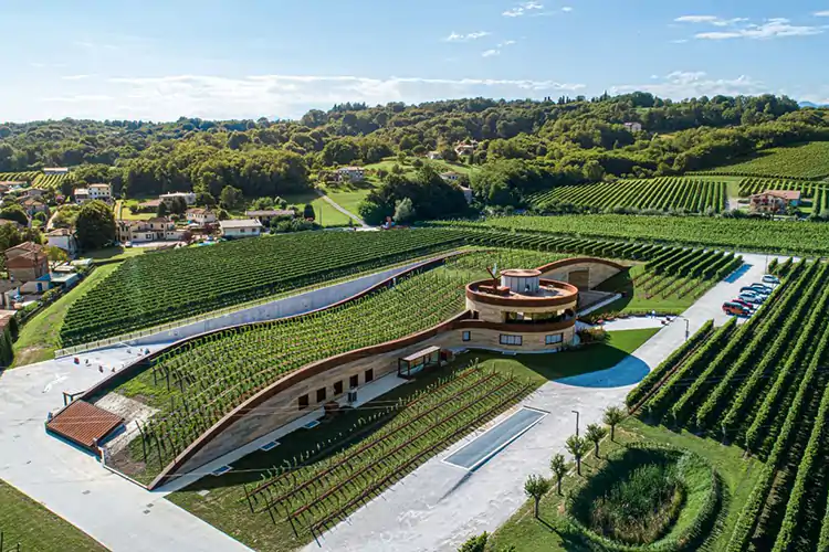 Il tetto riproduce l&rsquo;andamento delle colline della Tenuta Ava Prosecco Ros&egrave; Doc millesimato Il nuovo nato di Giusti Wine