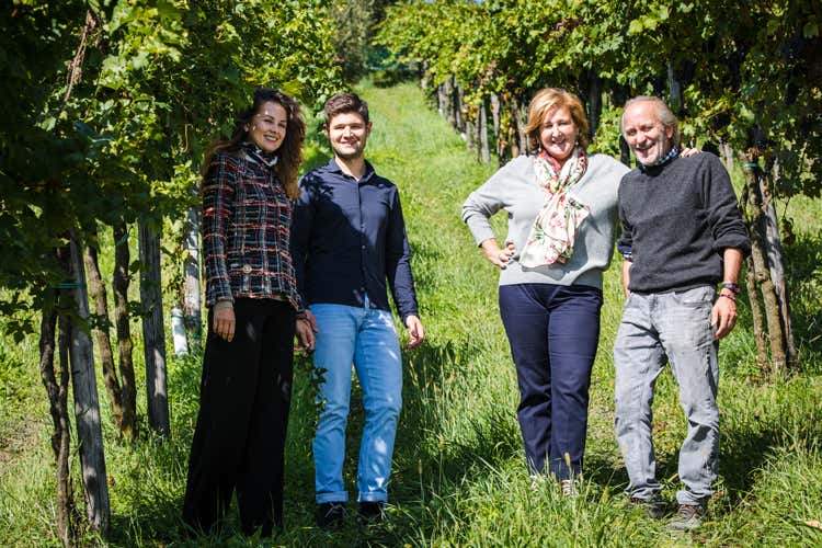 Roxana, Cristian, Alfonso e Angelica Cuni (Cantina Il Cipresso di Scanzo si amplia Dal 2018 tutti i vini saranno biologici) Roxana, Cristian, Alfonso e Angelica Cuni (Cantina Il Cipresso di Scanzo si amplia Dal 2018 tutti i vini saranno biologici)