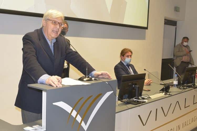 Vittorio Sgarbi all'inaugurazione dello spazio dedicato a Fortunato Depero Vino e arte: Cantina Vivallis omaggia Fortunato Depero Vittorio Sgarbi all'inaugurazione dello spazio dedicato a Fortunato Depero Vino e arte: Cantina Vivallis omaggia Fortunato Depero