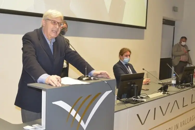 Vittorio Sgarbi all'inaugurazione dello spazio dedicato a Fortunato Depero Vino e arte: Cantina Vivallis omaggia Fortunato Depero