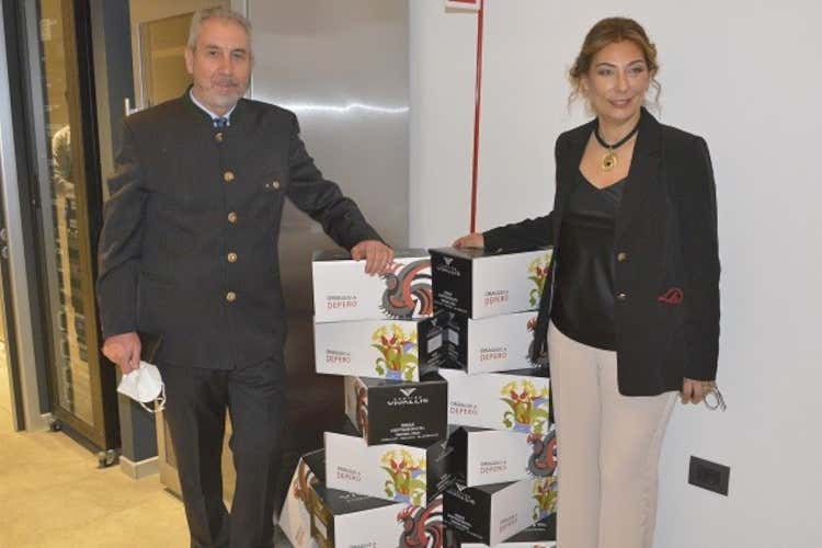 Mauro Baldessari e Paola Gregori Vino e arte: Cantina Vivallis omaggia Fortunato Depero Mauro Baldessari e Paola Gregori Vino e arte: Cantina Vivallis omaggia Fortunato Depero