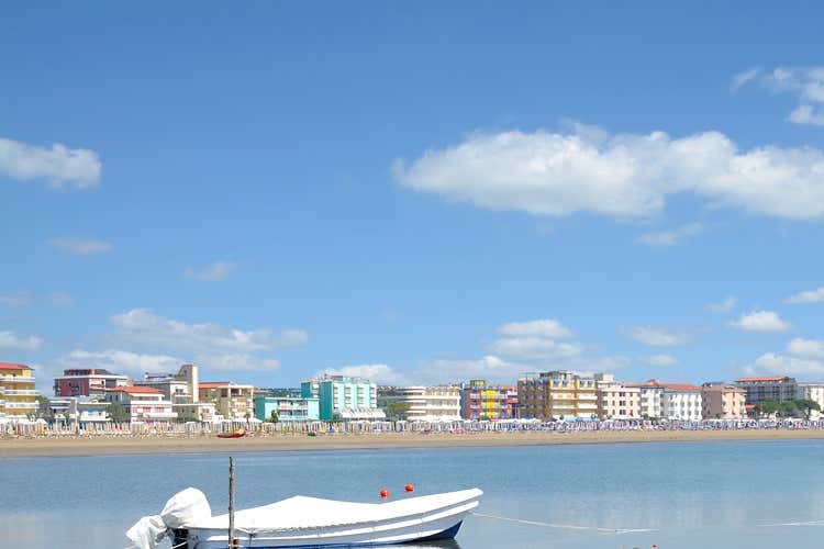 Caorle sperimenta la doccia anticoronavirus - Caorle, doccia anti coronavirusper accedere in spiaggia