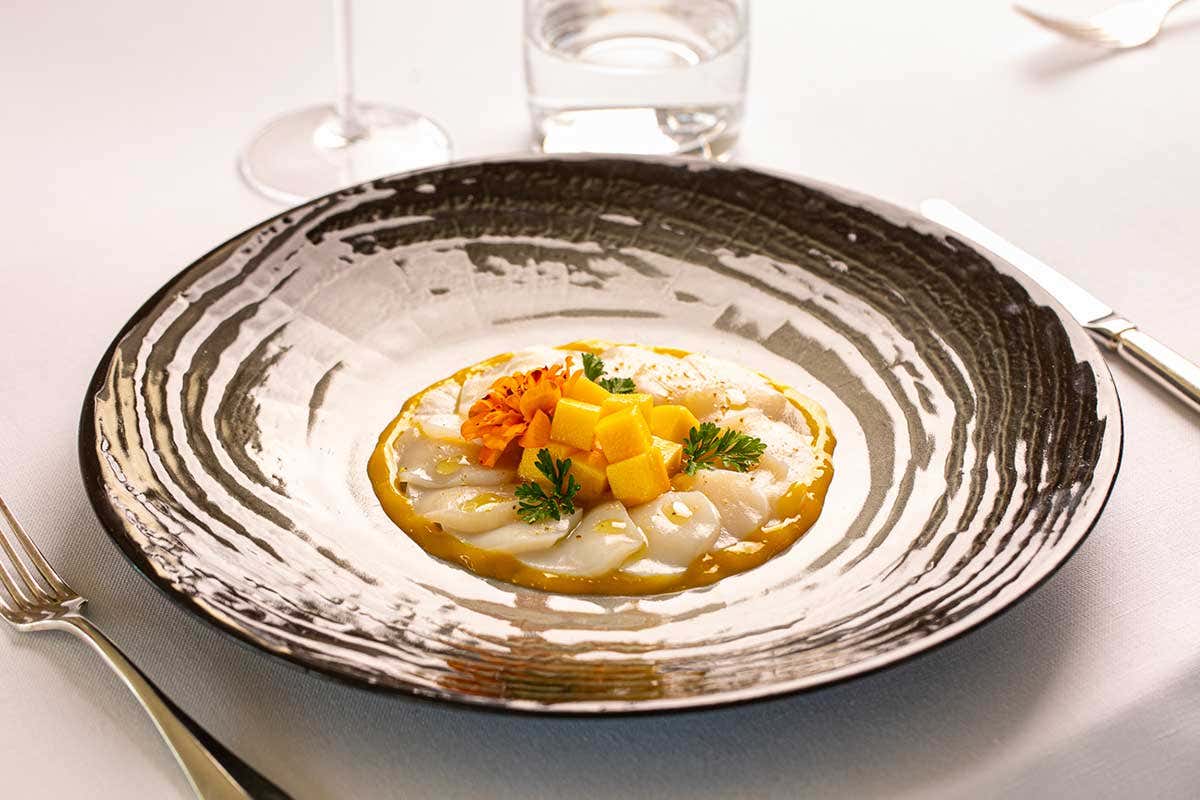 Capasanta marinata al lime con mango arrostito al josper (Credits: Alberto Blasetti) A Les Etoiles brilla la stella dell'accoglienza con la cucina circolare di William Anzidei