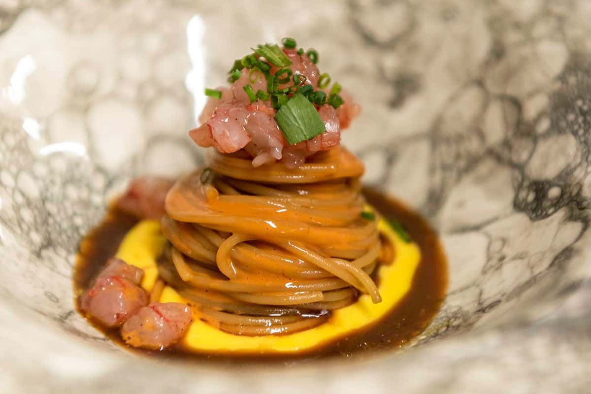 Capelli d’angelo freddi, succo di prugna, gamberi rossi crudi, bernese al midollo, erba cipollina Harry’s Piccolo, le 2 stelle di Metullio illuminano il salotto vista mare di Trieste