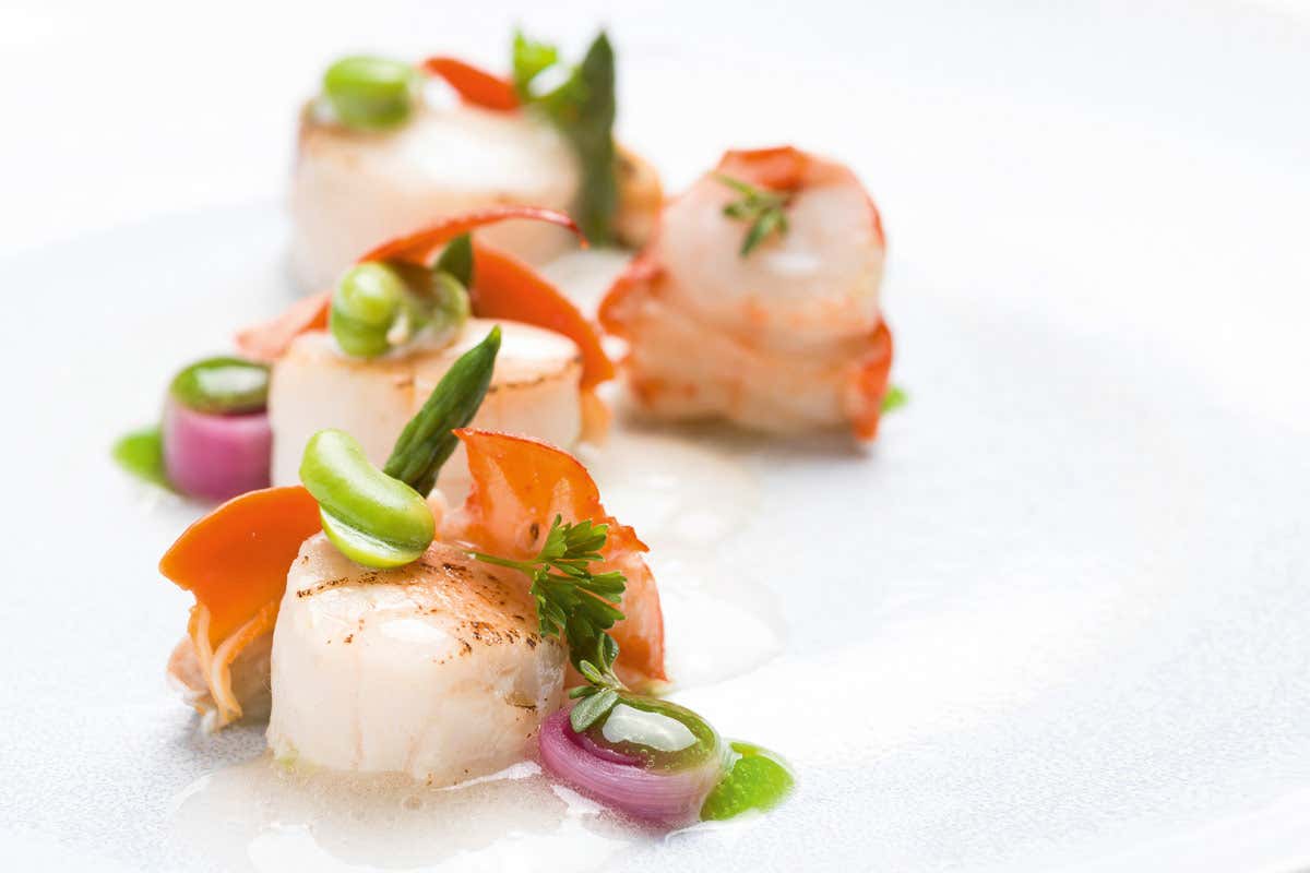 Capesante, fasolari, polpa di astice e verdure novelle