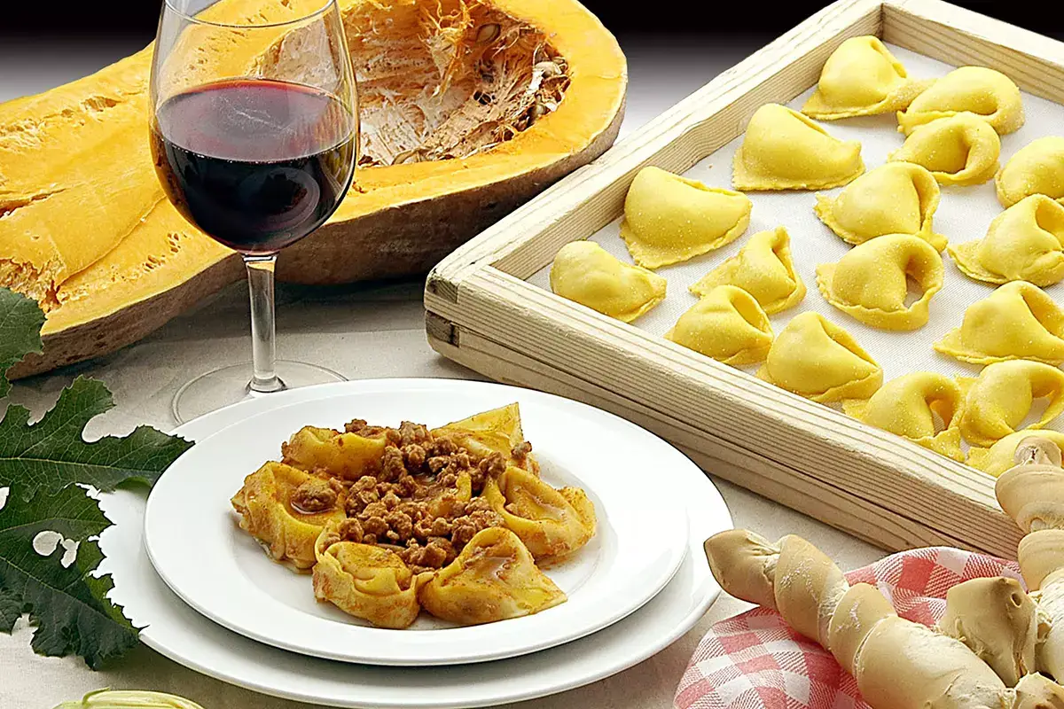 Consorzio Visit Ferrara - Cappellacci - Archivio Orsatti Da Ferrara a Comacchio, in bici e sull’acqua nella terra della dolce vita