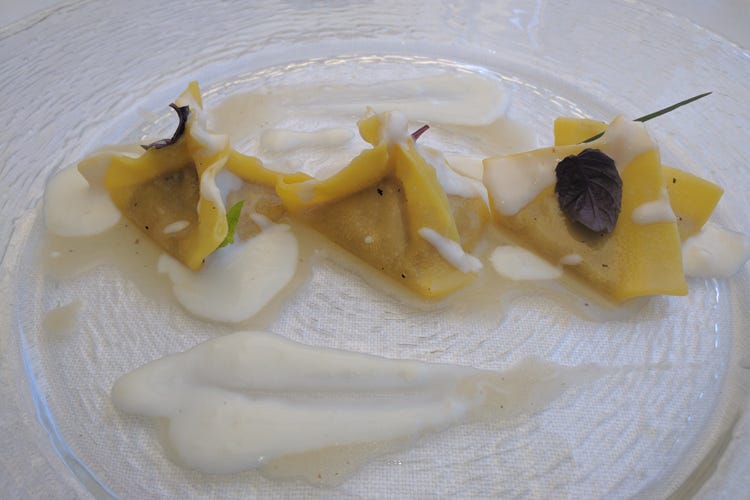 Fagottini in farcia di ragù alla genovese su letto di fonduta di Parmigiano Reggiano