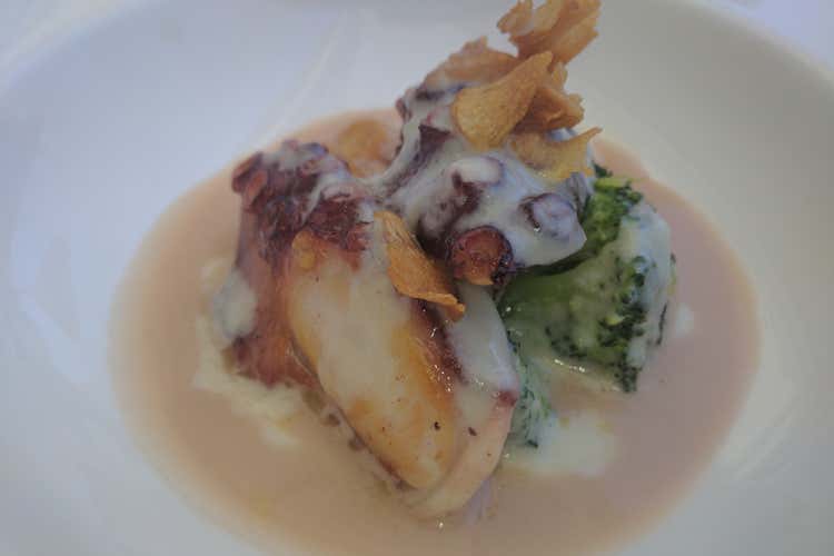 Polpo alla griglia con zucchine e broccolini