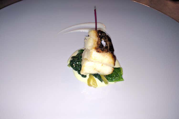 Bouche di tonno scottato, su crema di cipollotto e crumble di tarallo napoletano Bouche di tonno scottato, su crema di cipollotto e crumble di tarallo napoletano