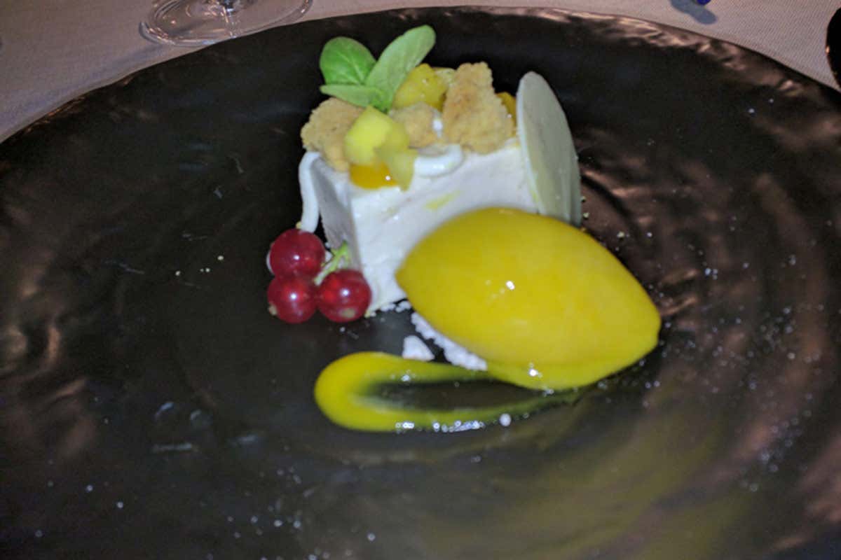 Lingotto alle mandorle e pere con cremoso al mascarpone, sorbetto di mango e curry [[Giro del Golfo in otto giorni]]: Capri conquista con i suoi paesaggi e l’alta cucina
