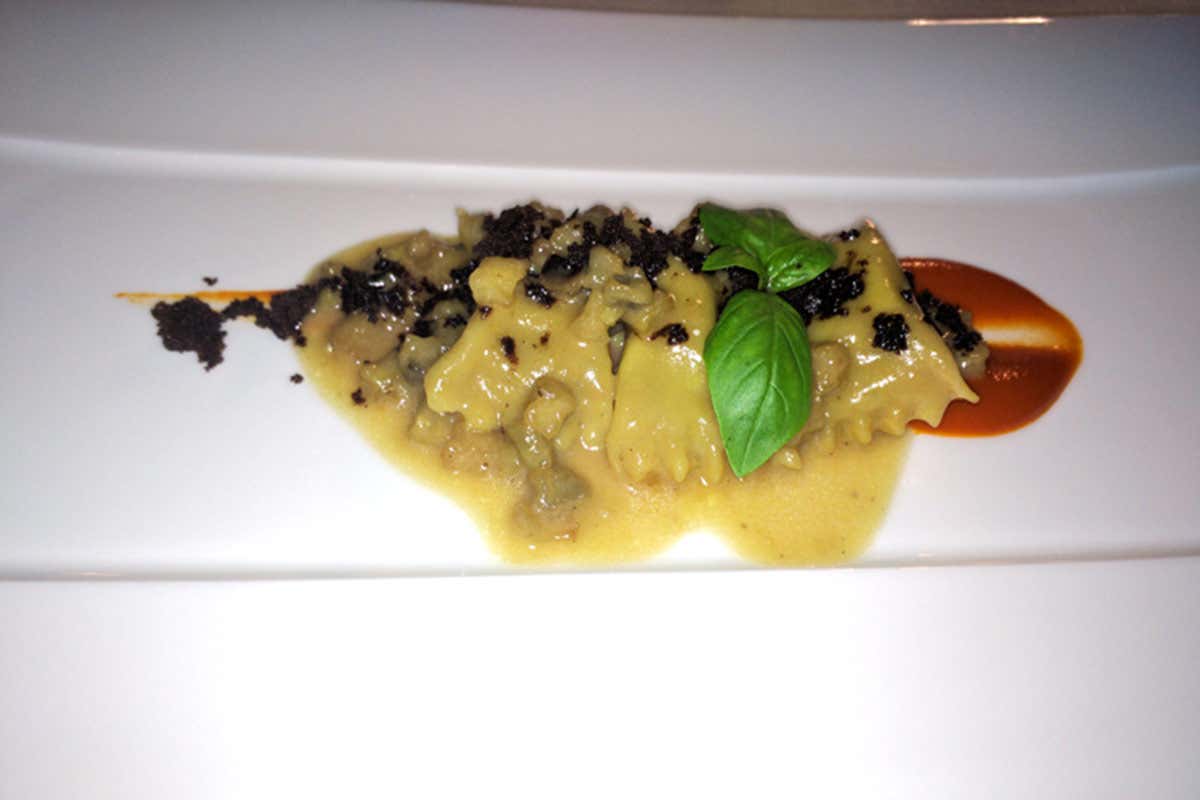 Ravioli di parmigiana di melanzane con sabbia di cacao [[Giro del Golfo in otto giorni]]: Capri conquista con i suoi paesaggi e l’alta cucina
