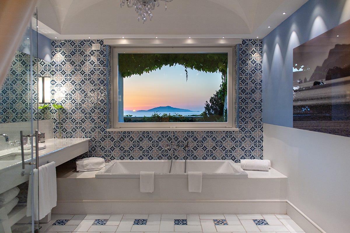 Il bagno di una delle camere Capri touc Capri Palace: arte, ospitalità e cucina stellata in un luogo unico