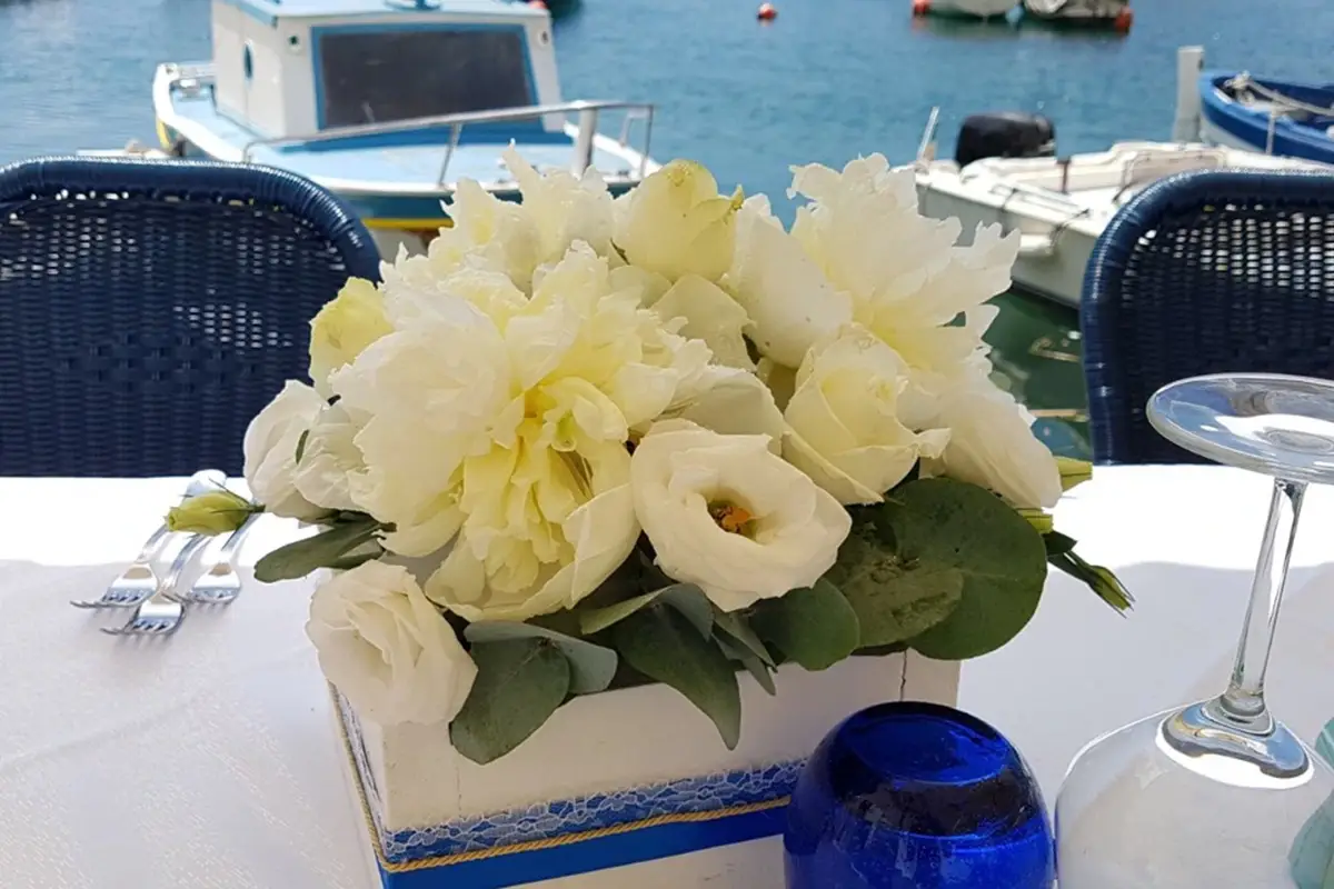 Tavolo con vista da Caracal&egrave; Procida &ldquo;dentro&rdquo;: viaggio tra ristoranti e alloggi in cui assaporare la vera bellezza