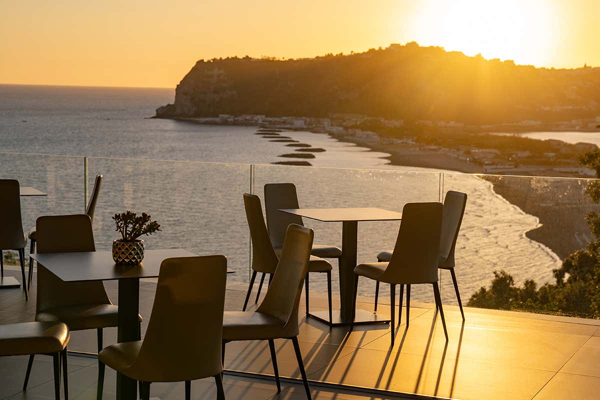 Il tramonto è ancora più magico da Caracòl. Foto: Luca Bylon Un tavolo sul mare: benvenuti al Caracòl Gourmet di Bacoli