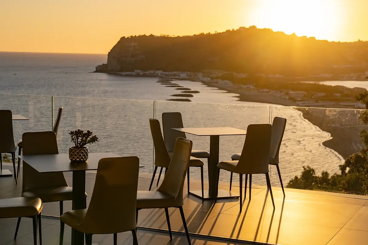 Il tramonto è ancora più magico da Caracòl. Foto: Luca Bylon Un tavolo sul mare: benvenuti al Caracòl Gourmet di Bacoli