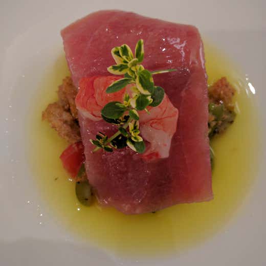 Crudo di pesce del giorno con caponata di biscotto di Agerola, pomodorini, olive ed emulsione d'olio Crudo di pesce del giorno con caponata di biscotto di Agerola, pomodorini, olive ed emulsione d'olio