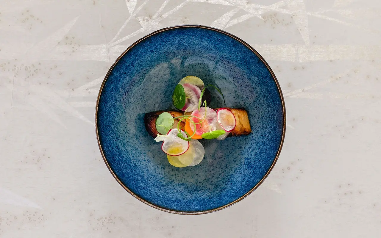 Carbonaro yuzu, tofu, verdure croccanti Armani Hotel Milano compie 10 anni e festeggia con i piatti cult del decennio