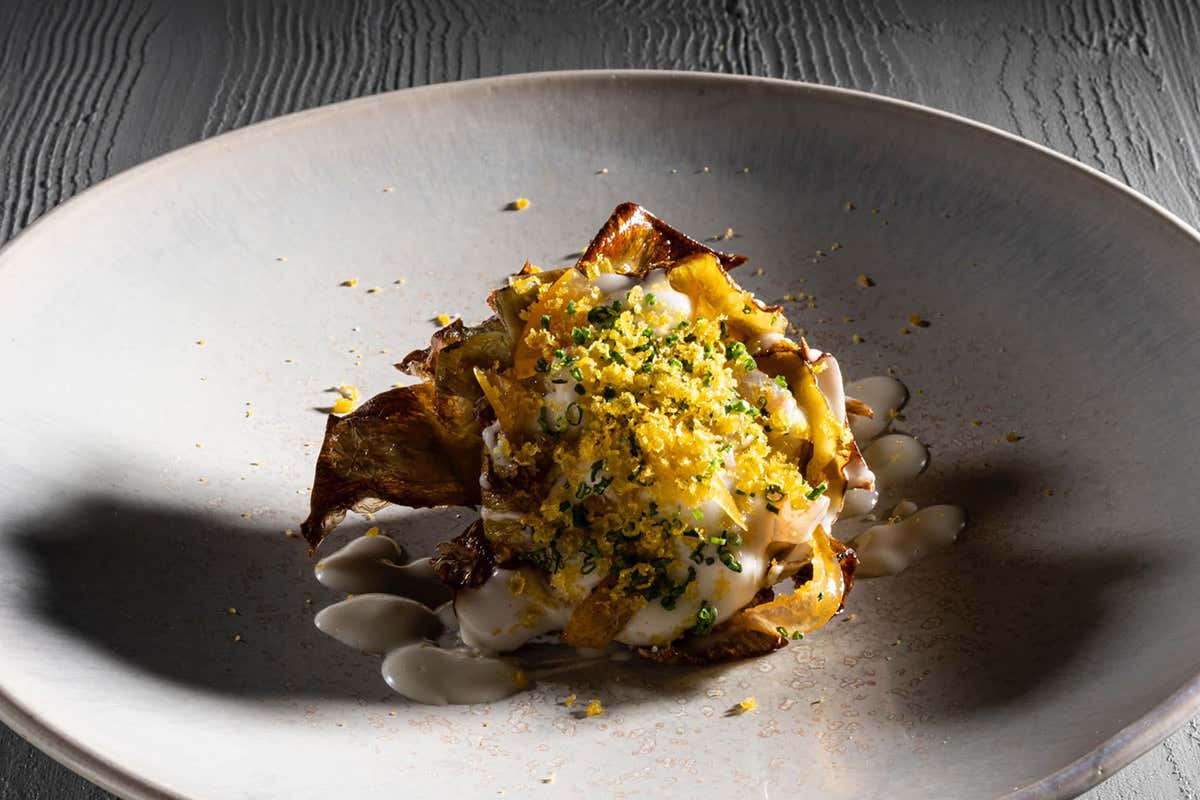 Carciofo, gamberi rosa, bergamotto candito, salsa al caprino, erba cipollina, bottarga Harry’s Piccolo, le 2 stelle di Metullio illuminano il salotto vista mare di Trieste