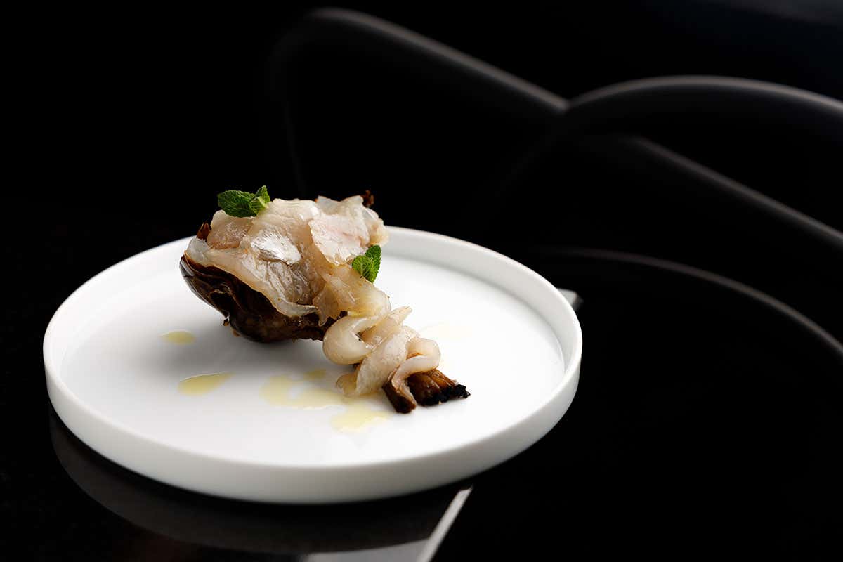 Carciofo alla matticella, crema alla giuria e carpaccio del giorno Il Dogma di due giovani a Roma: pesce freschissimo e brace