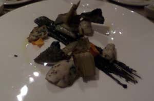 Carciofo d&rsquo;Albenga e seppioline, con mousse di patate e salsa al nero