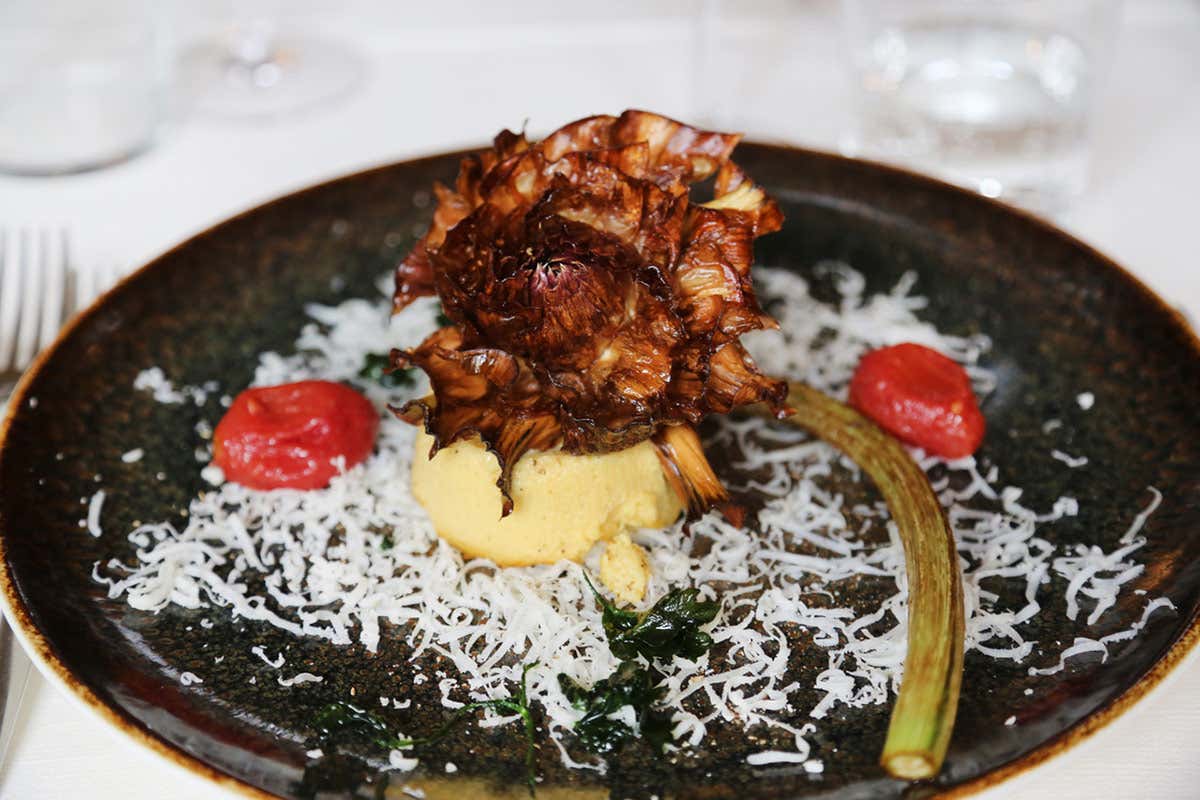 Carciofo fritto, budino di cipolle e pecorino, pomodoro confit - Palazzo de’ Rossi, Sasso Marconi Ristoranti osterie trattorie: ecco dove festeggiare in Emilia Romagna