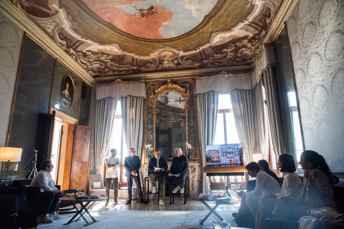 La conferenza stampa si è svolta nella Sala Tiepolo di Aman Venice a Venezia Nasce Care’s on Tour, un viaggio itinerantein 8 mesi tra il 2022 e il 2023 tra Venezia, Brunico e Salino