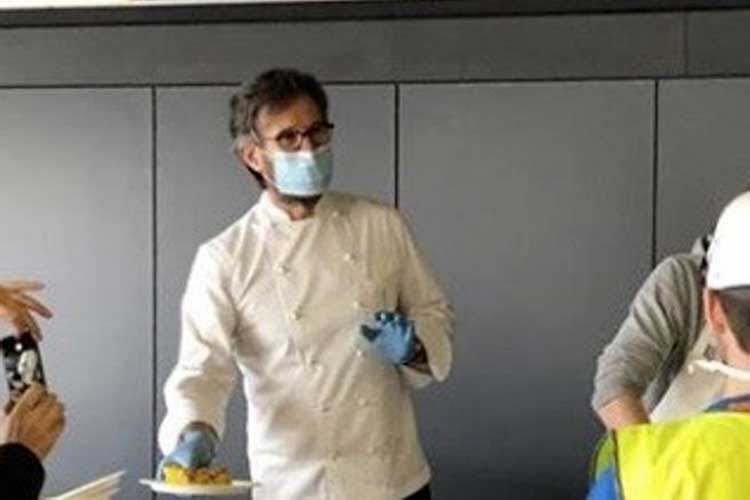 Lo chef una stella Michelin, volontario in cucina durante la realizzazione dell'ospedale da campo a Milano - Carlo Cracco, volontario in cucina per l'ospedale alla Fiera di Milano