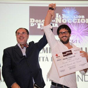 Carlo Moriondo premiato da Paolo Massobrio. Foto Franco Muzzi - Cortemilia