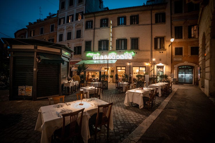 I tavolini all'aperto di Alfredo alla Scrofa - Alfredo si prende la Piazzetta Fettuccine, cocktail e nuovo menu