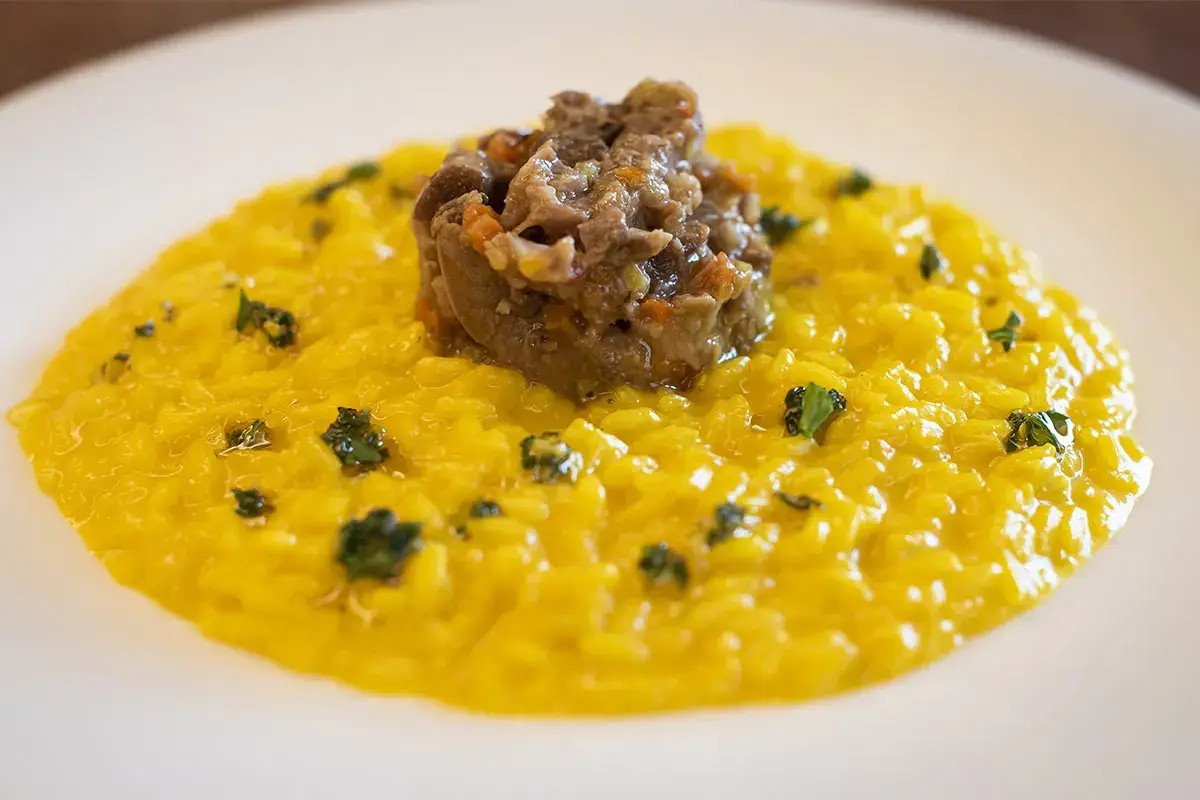 Carnaroli mantecato allo zafferano con rag&ugrave; di ossobuco Carnaroli mantecato allo zafferano con rag&ugrave; di ossobuco
