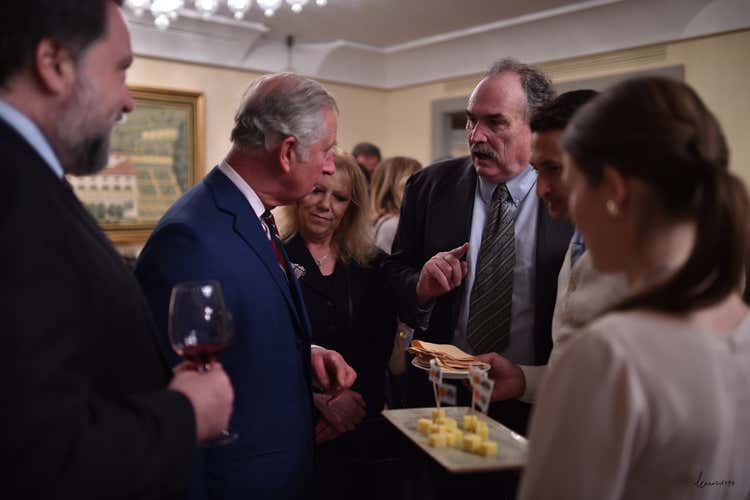 Carne e cheddar inglesi con vino toscano per Carlo e Camilla in visita a Fiesole