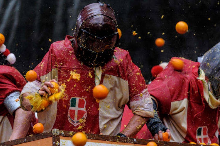 Il Carnevale di Ivrea (Carnevale, le destinazioni 2020 tra maschere, carri e street food)