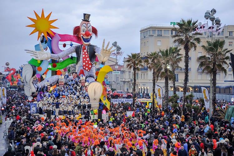 Il Carnevale di Viareggio (Carnevale, le destinazioni 2020 tra maschere, carri e street food)