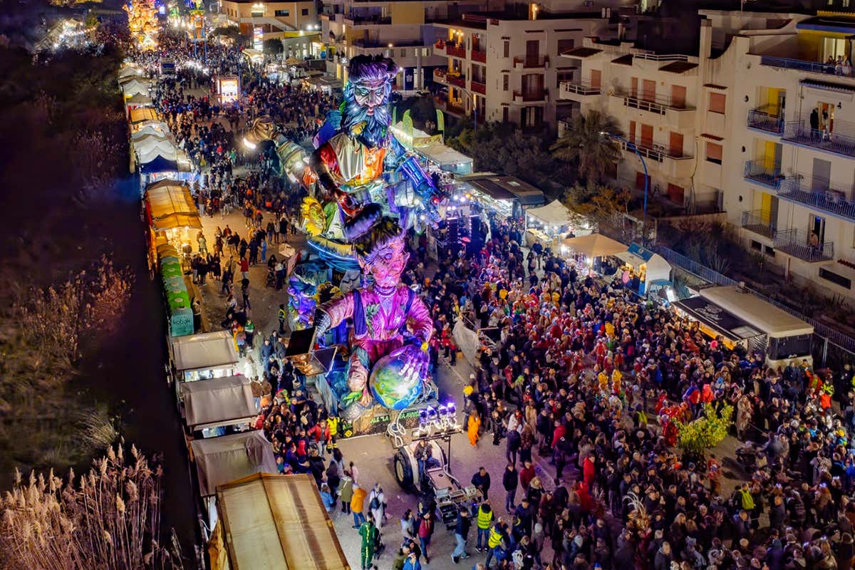 La città di Sciacca animata dai carri e dalle maschere del Carnevale