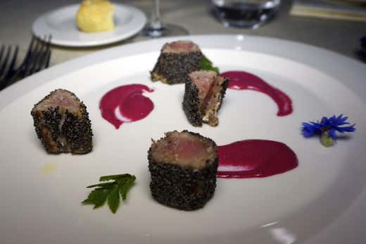 Carpa in crosta di semi di papavero, maionese cotta di patate e rape rosse, sedano d'acqua - Sandro Serva,La Trota