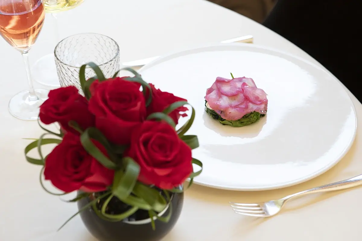 Carpaccio di Baccal&agrave; ,marinato alla barbabietola con cime di rapa e stracciatella di bufala Solo un Principe pu&ograve; offrire un San Valentino regale: le proposte dell&rsquo;hotel milanese