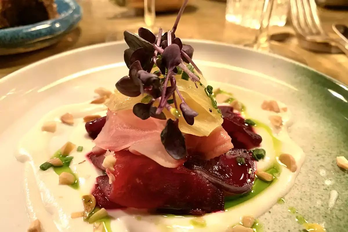 Carpaccio di barbabietole, salsa all'aglio di mandorle La Grecia della tradizione va oltre i luoghi comuni e vola alto