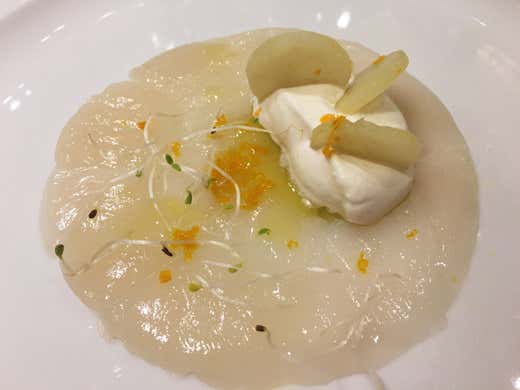 Carpaccio di capasanta con topinambur e spuma al bacon