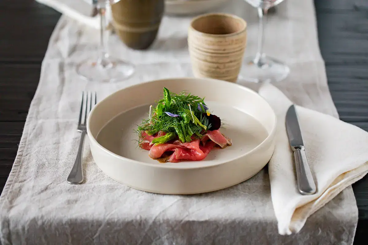 Carpaccio di magatello di Fassona piemontese, salsa di pane tostato, zenzero, aceto, pepe 