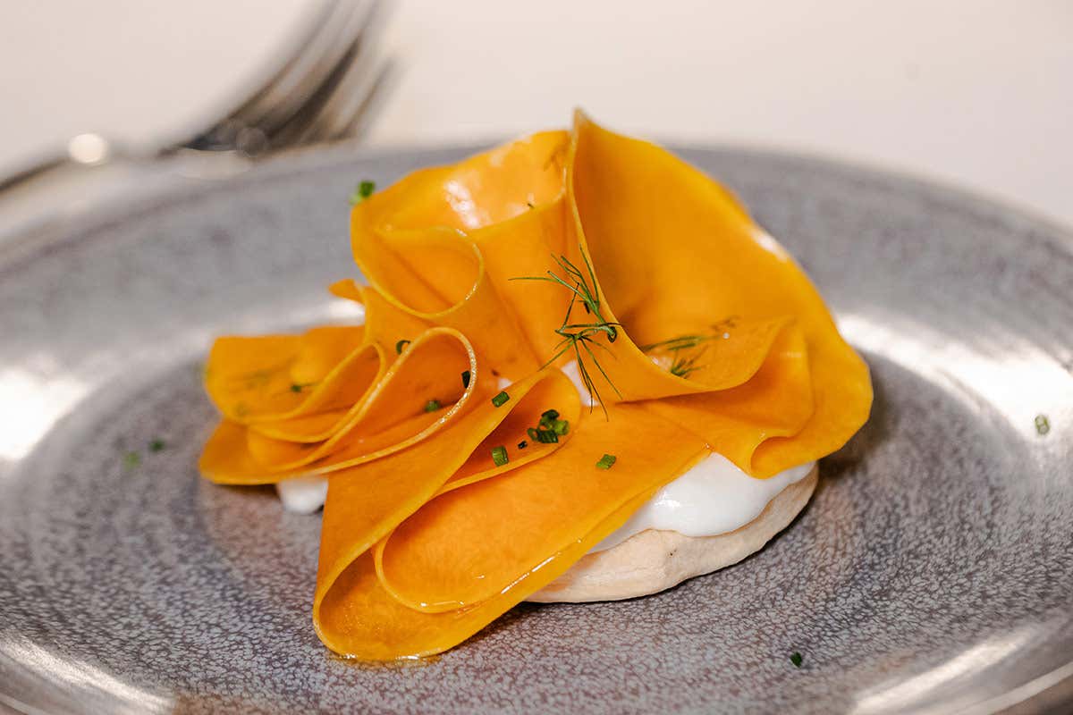 Carpaccio di zucca violina su brisée e stracchino montato