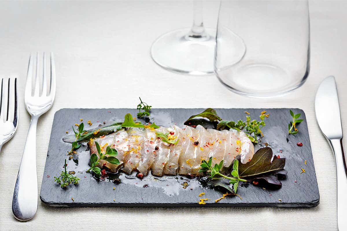 Carpaccio di orata marinata agli agrumi e erbette, olio di arancio e mandorle Carpaccio di orata marinata agli agrumi e erbette, olio di arancio e mandorle Carpaccio di orata marinata agli agrumi e erbette, olio di arancio e mandorle Carpaccio di orata marinata agli agrumi e erbette, olio di arancio e mandorle