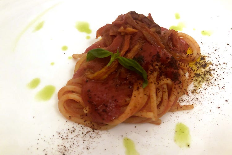Lo Spaghetto al pomodoro - Dal ragù al Filetto alla Rossini In tavola a I Carracci di Bologna