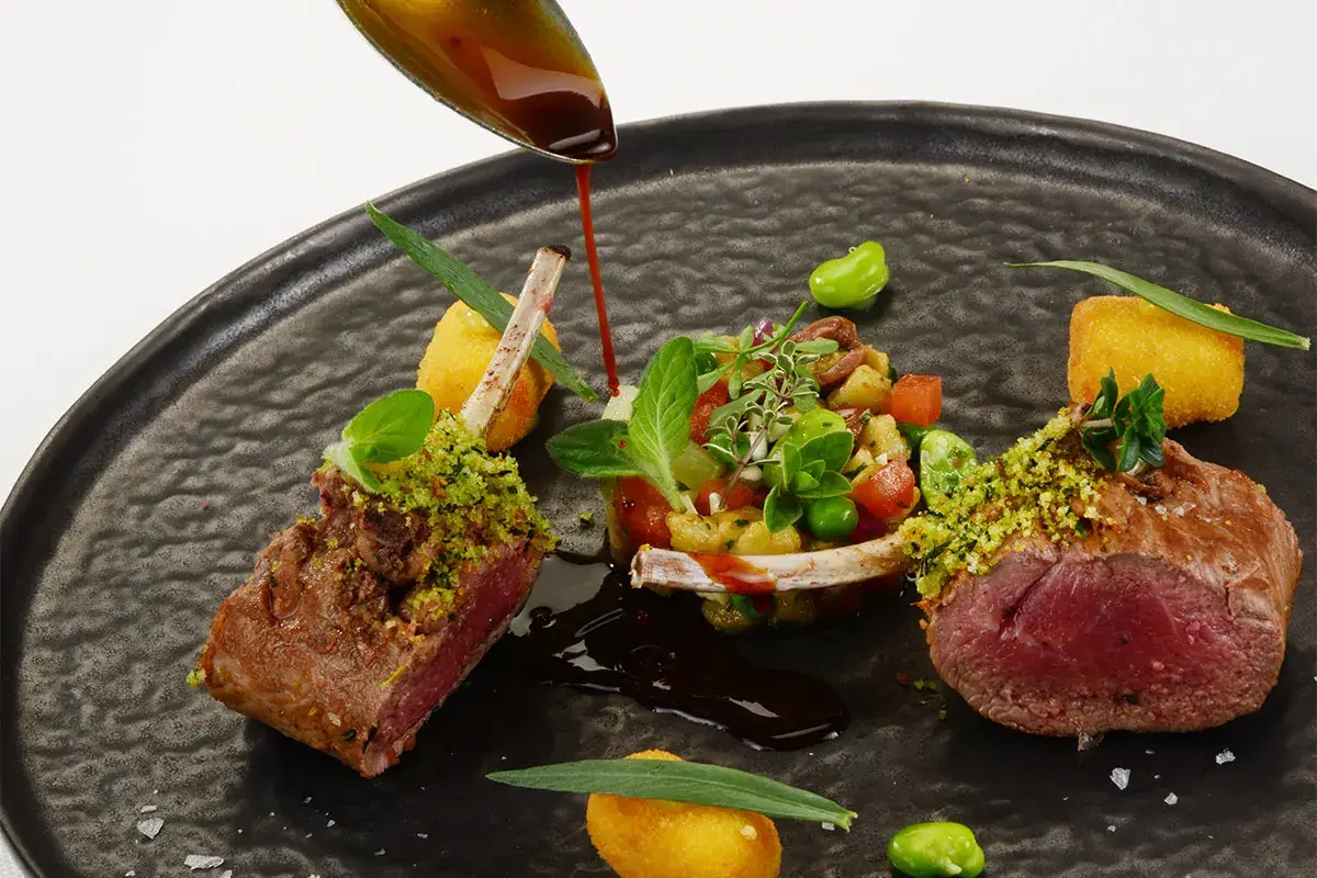 Carr&eacute; di agnello al forno alla provenzale con croquette di patate cremose, favette e battuto sardo Carr&eacute; di agnello al forno alla provenzale con croquette di patate cremose, favette e battuto sardo