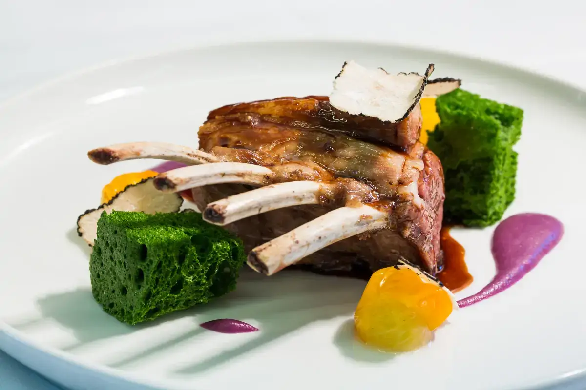 Carr&egrave; d'agnello,crema di cavolo viola,spugna di spinaci,pomodori datterino gialli arrosto e tartufo fresco, di Luca Mauri (Eurotoques). L'agnello a Pasqua piace italiano Ma l'eccellenza resta in ombra