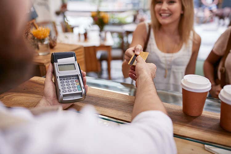 Carte e bancomat anche per un caffè A settembre multe per chi non li accetta Carte e bancomat anche per un caffè A settembre multe per chi non li accetta