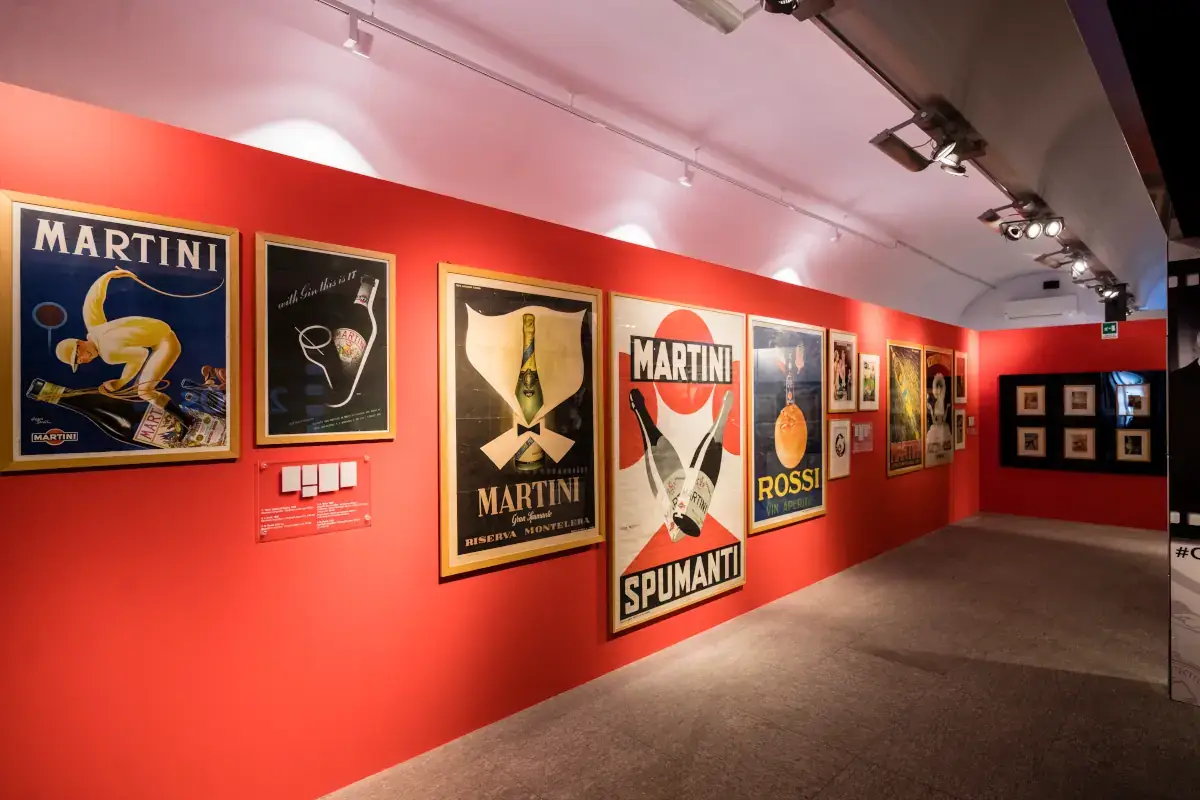 i manifestiu racconmtano la storia del Martini, ma anche della pubblicit&agrave; italiana Alle radici del successo del Martini Nella Casa-Museo la storia del mito